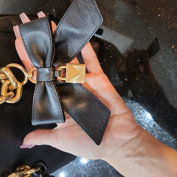 Michael Kors CYNTHIA SMALL NORTH SOUTH CONVERTIBLE SATCHEL black leather - Picture 2 of 13